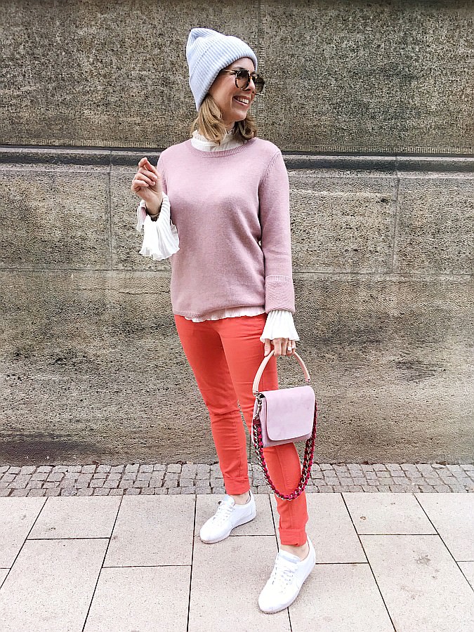 Outfit in den Farben rosa und rot