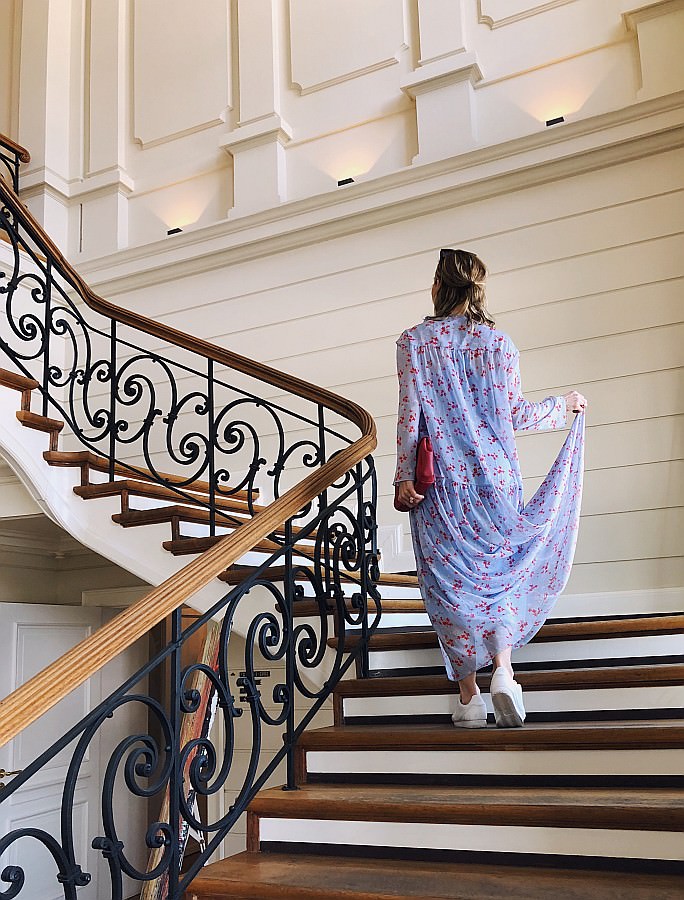 Pastellfarbenes Kleid auf der Treppe