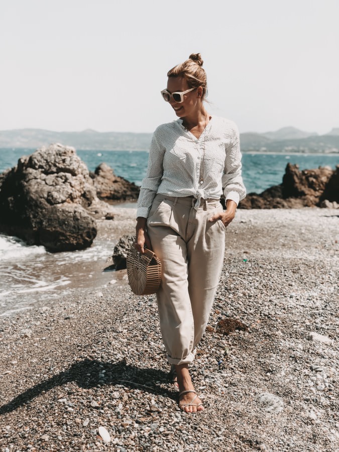 Slouchy Jeans zur weißen Bluse am Strand von Kreta