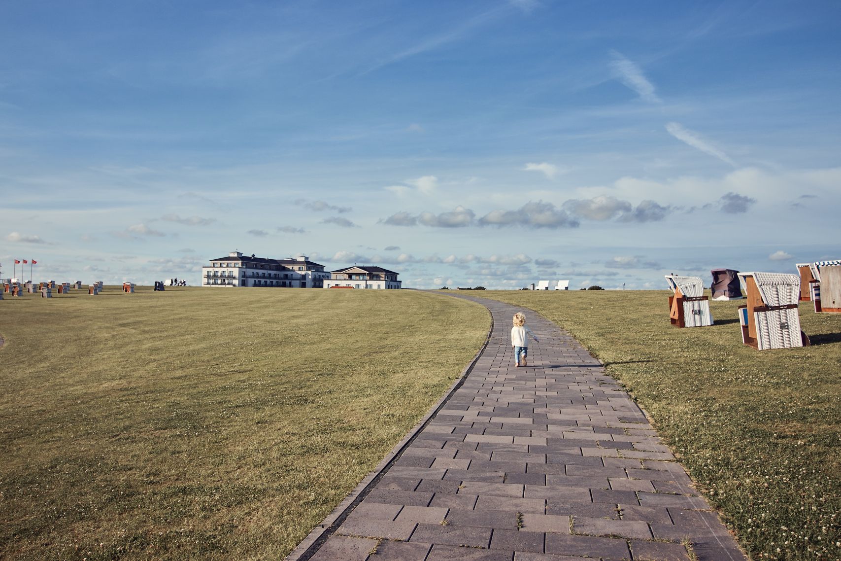 Blick auf das Strandhotel Küstenperle für den Urlaub in Büsum mit Kindern