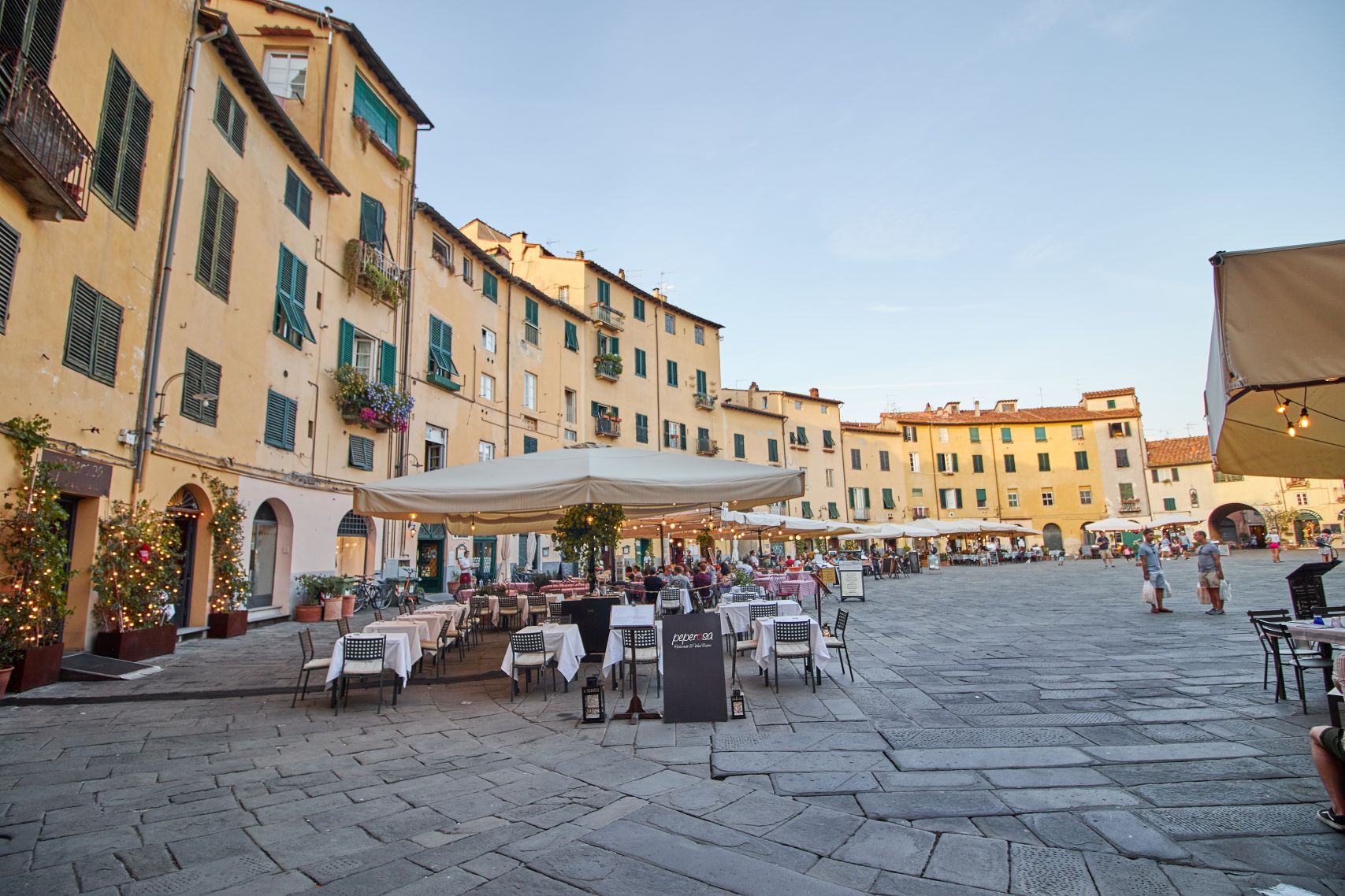 Piazza Anfiteatro Altstadt von Lucca beim Toskana Roadtrip