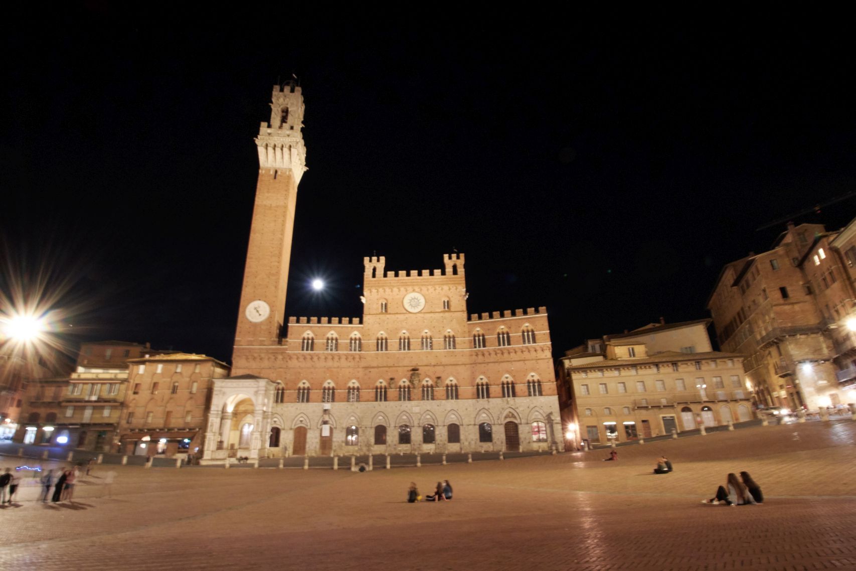 Torre del Mangia auf der Piazza del Campo in Siena als Stopp vom Toskana Roadtrip